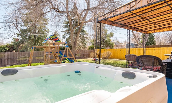 Northglenn Casa | ☆Lake Retreat ☆Hot Tub ☆Arcade ☆Playground ☆Gym