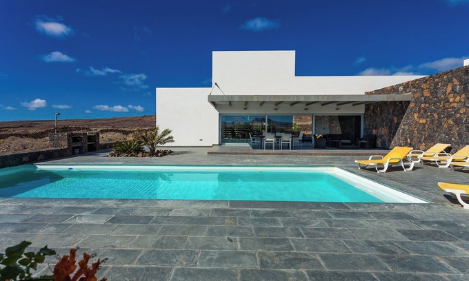 Lajares Villa | Kinegua. Casa de diseño. 5 habit. 10 personas. M3+M2 WIFI. Piscina climatizad