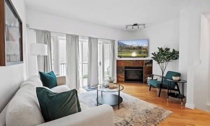 Marda Loop Casa | King Bed | 3BD | AC | Mins from Downtown | Garage