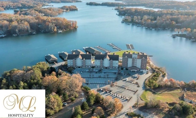 Huddleston Complejo | King bed corner studio Mariners Resort w/ Amenities indoor pool