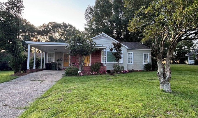 Hattiesburg Casa | KING BED!! Cozy 2 Bedroom House Located in the Heart of Hattiesburg