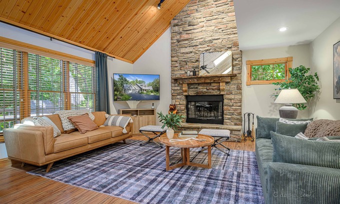 The Galena Territory Casa | King Bed : Deck w/Grill : Fireplace : Smart TVs : Pool + Gym Access : EV level 2