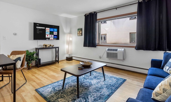 Wauwatosa Apartamento | King Bed - FAST WIFI ~ Near Froedtert ~ Undergrnd Parking