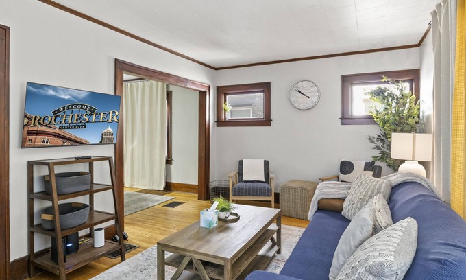 Rochester Casa | King Bed Full Kitchen Self Check-In Parking UofR