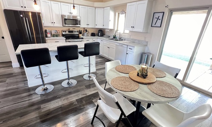 Fortuna Foothills Casa | King bed - hot tube, 2 queens, sofa sleeper. Home away from home.