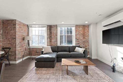 Riverside Apartamento | King Bed - J and K on Main Luxury Apartment 306