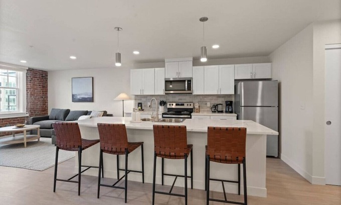 Riverside Apartamento | King Bed! J & K on Main Luxury Apartment 302