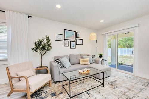 Bay Acres Casa | King Bed & Patio, Minutes to the Beach