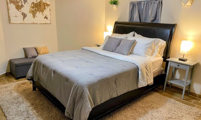 West Ridge Apartamento | King Bed, Personal Parking & In-Unit Laundry!