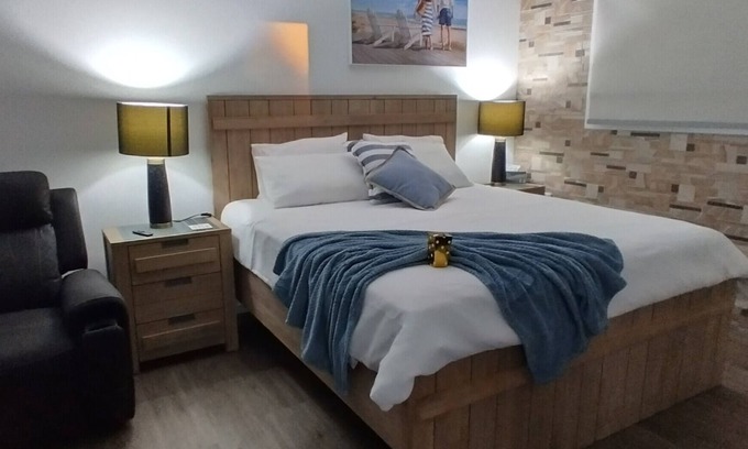 Taroomball Apartamento | King bed, Recliner and Private. 1.4km to Lammermoor beach. AC and Starlink wifi