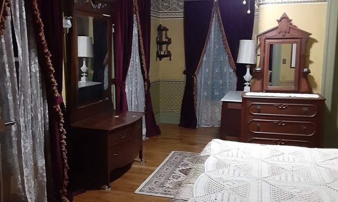 Downtown Toledo Casa | King Bed, Shared Bath, Sitting Room or Full-size Bed in Historic Victorian Inn