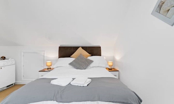 Raunds Apartamento | KING Bed W/Kitchen near Rushden Lakes Free Parking