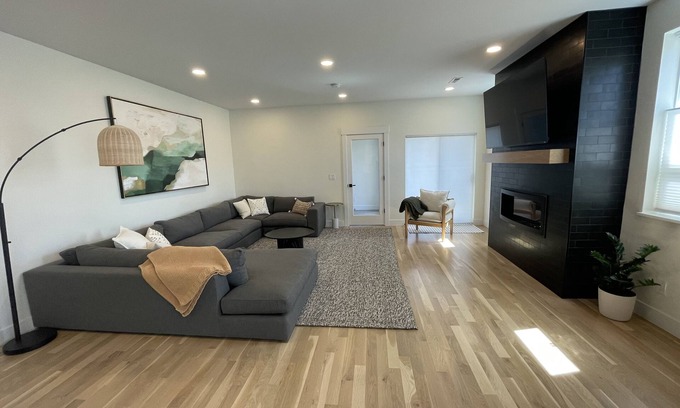 Sloan Lake Casa | KING Beds - Stylish 4BR near Stadium & Sloans Lake w/Rooftop!