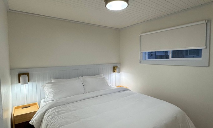 Geneva Casa | King Motel Room With Balcony - NKB