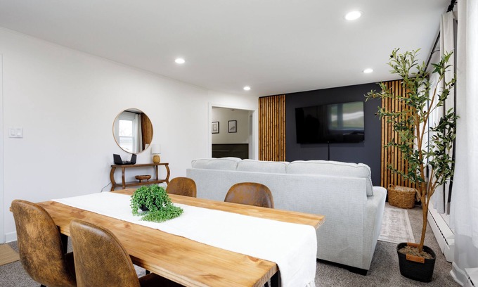 Lockport Apartamento | King Size Bed, Near Hwy, Work Desk, Parking Just A Few Feet Away