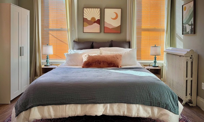 Walnut Hills Condominio | King-Sized Condo - Great Location - Steps to Cafes & Restaurants