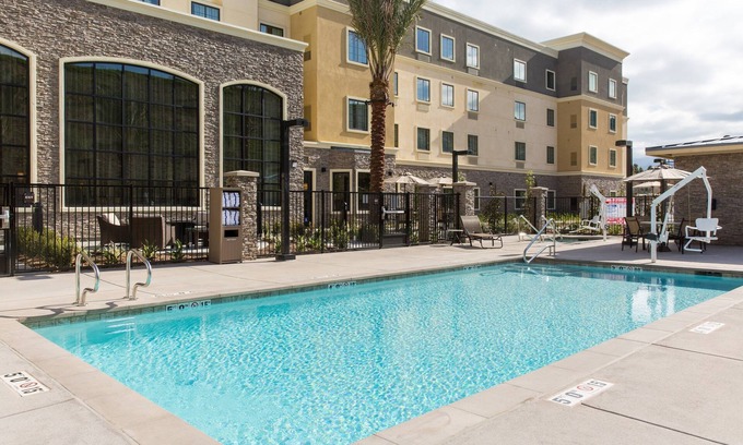 Corona Apartamento | King Suite. Free Breakfast. Pool & Hot Tub. Gym. Great for Business Travelers!