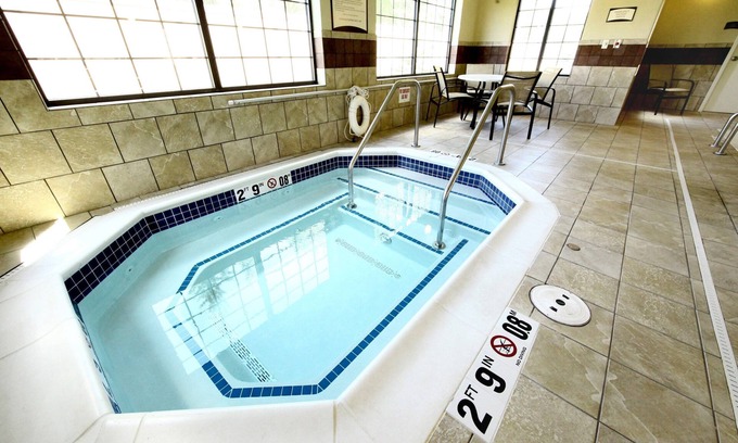 Minot Condominio | Suite King. Desayuno gratis. Piscina y jacuzzi. Gimnasio. ¡Cerca de la base de la Fuerza Aérea Minot!