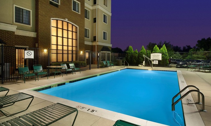 Linthicum Heights Condominio | Cerca del aeropuerto BWI de Baltimore | Desayuno gratuito + piscina al aire libre + bañera de hidromasaje