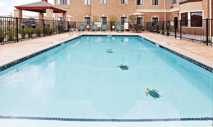 Oklahoma City Condominio | Suite King accesible para personas con discapacidad auditiva cerca del centro comercial Quail Springs | Desayuno diario GRATIS