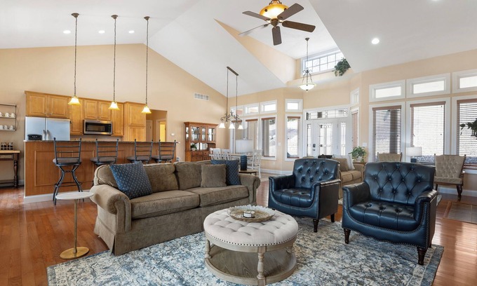 Lake Ozark Casa | King Suite! Stay & Play Rates! Overlooking 9th fairway at Osage National!