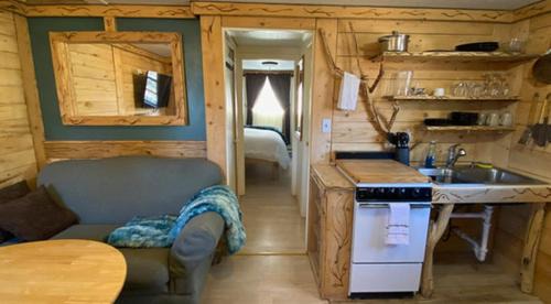 Cedaredge Cabina | King Suite with a Full Kitchen and Balcony at the Cedaredge Lodge