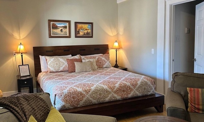 Westcliffe Hotel | King Suite with Large Bathroom