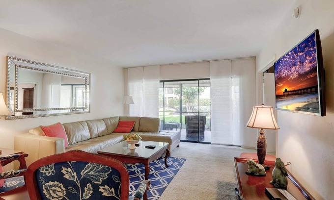 Kings Lake Condominio | Kings Lake First Floor Corner Condo with 2 Lanais and Walk to the Community Pool