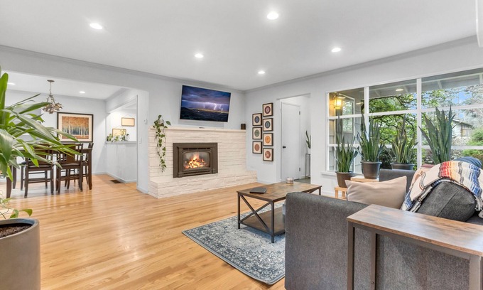 North Rose Hill Casa | Kirkland Luxury Getaway with Backyard & Workspace!