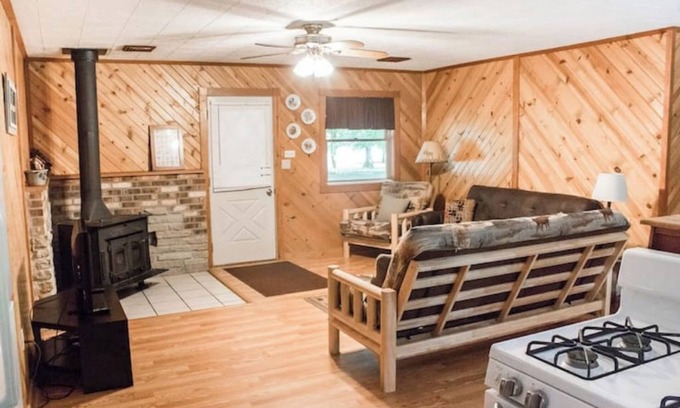 Triumph Cabina | Kishauwau Cabins: Illini Cabin with Kitchen/Fire Pit Near Starved Rock, Sleeps 6