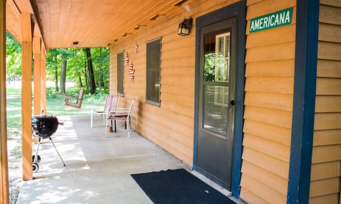 Triumph Cabina | Kishauwau's Starved Rock Area Cabins - Romantic Whirlpool Americana