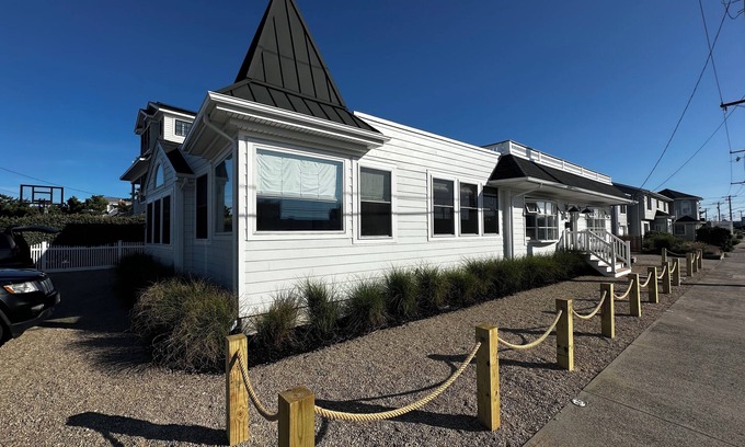 Surf City Casa | KITE FEST WEEKEND-dates available! Brand new! Ocean block, heart of Surf City