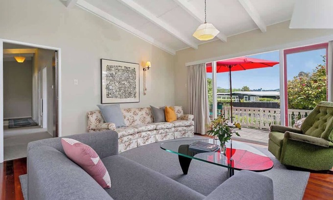 Rainbow Point Casa | 79 Rainbow · Kiwiana Cottage 1 minute walk to the lake