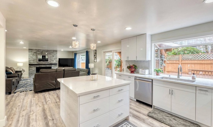 Covington Casa | KN1 GLITTER VILLA: RENOVATED MODERN STYLE