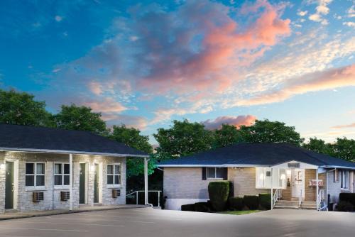 Pine Grove Hotel | Knights Inn Pine Grove