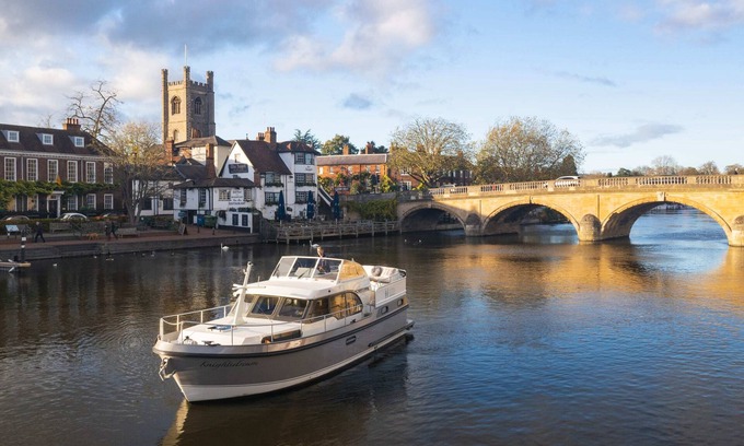Henley Alquiler De Eote | Knightsdream - Driving - Luxury Boating