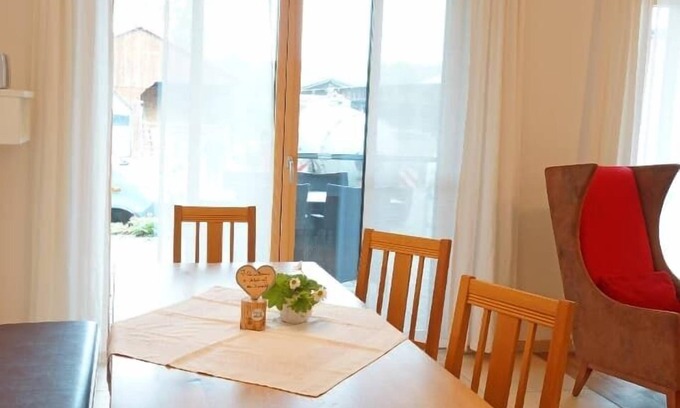 Burglengenfeld Apartamento | Cómodo apartamento con terraza y sol de tarde.