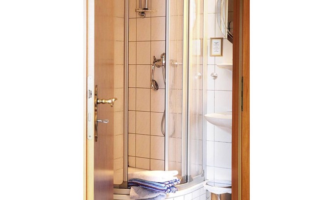 Bad Birnbach Apartamento | Cómodo, apartamento individual con muebles de madera maciza de pino.