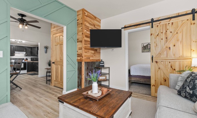 Appleton Casa | KRAZY KRUEGER Abode - 2 Bedroom Downtown Appleton