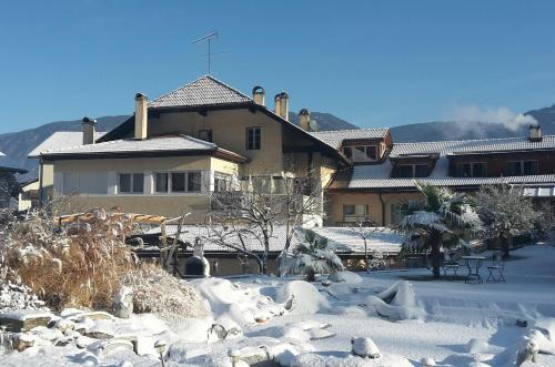 Nalles Apartamento | Kreuzwegerhof Nals Ferienwohnungen im Historischen Gutshof mit Natur-Pool-Oase bei Meran und Bozen