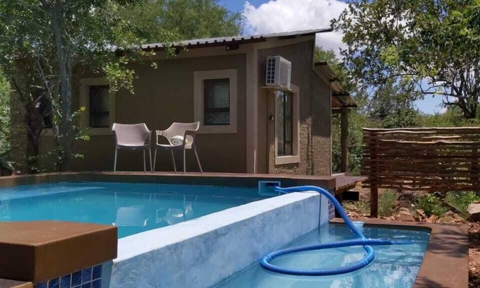 Marloth Park Chalet De Esquí | Kruger Shiringa holiday Home, with three unique en-suite separate chalet.