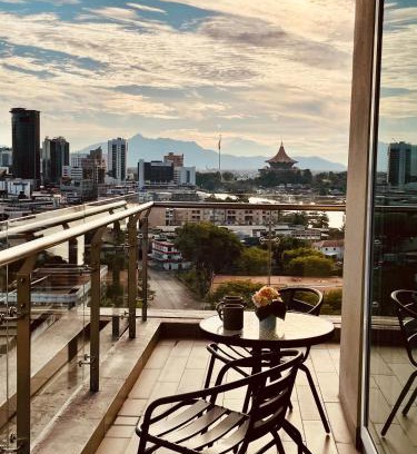 Kuching Apartamento | Kuching City Center Riverine Apartment With Balcony and Marvelous View