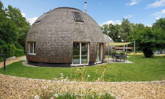 Muritz Casa | Kugelhaus EOS - sauna, 2 bathrooms, south-facing terrace & garden on Lake Tollensesee