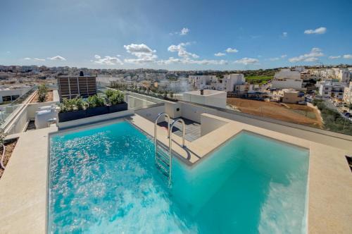 Tal-Ghoqod Apartamento | Kuya Luxury Penthouse with Private Rooftop Heated Pool by JL
