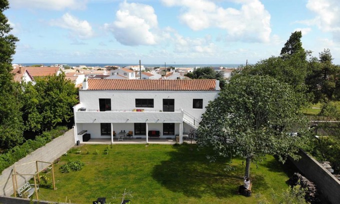 Ile d'Yeu Casa | L'ATELIER, appartement de 70m2, chambres d'hôtes, salon, terrasse sur jardin ,près du port, petit dejeuner inclus