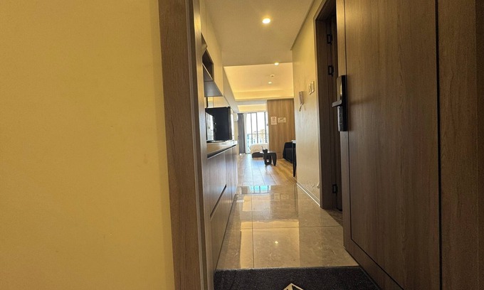 Tambo Apartamento | L.CONDOTEL | Private Suite w/ Balcony, TV & Fridge – Near MOA & Airport