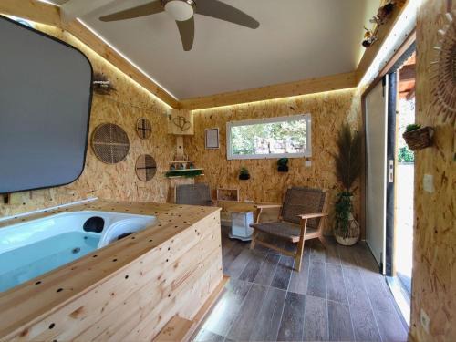 Pompejac Apartamento | L'Escale Sud Gironde - Séjour romantique avec jacuzzi privatif et petit-déjeuner - Piscine - Options massage, traiteur et brunch