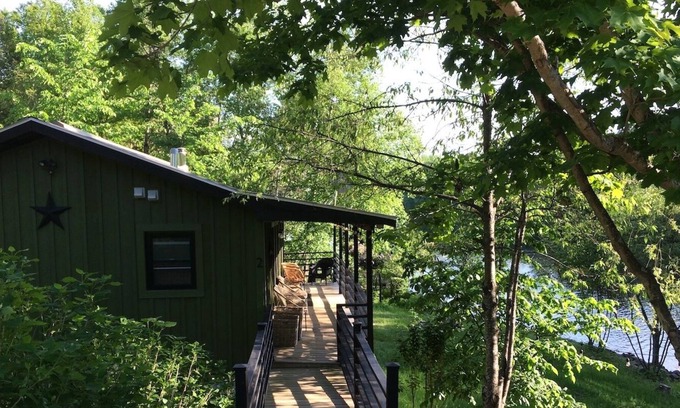 Lac-des-Plages Chalet De Esquí | L. Flamingo Riverfront Treehouse + Chalet Combo Propiedad