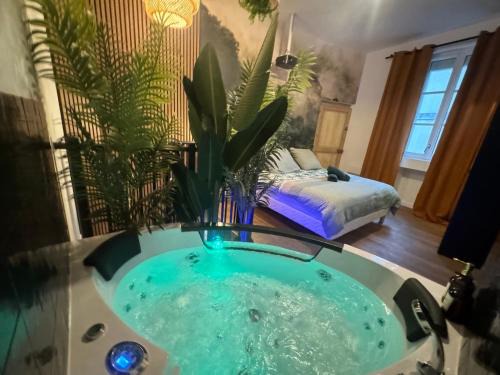 Downtown Angers Apartamento | L'Oasis Angevine - Balneo, Sauna, Home Cinema & Parking