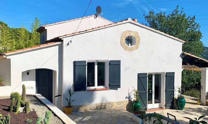 Tourrette-Levens Casa | The green oasis: breathtaking sea views, swimming pool, privacy in Villa Liliana